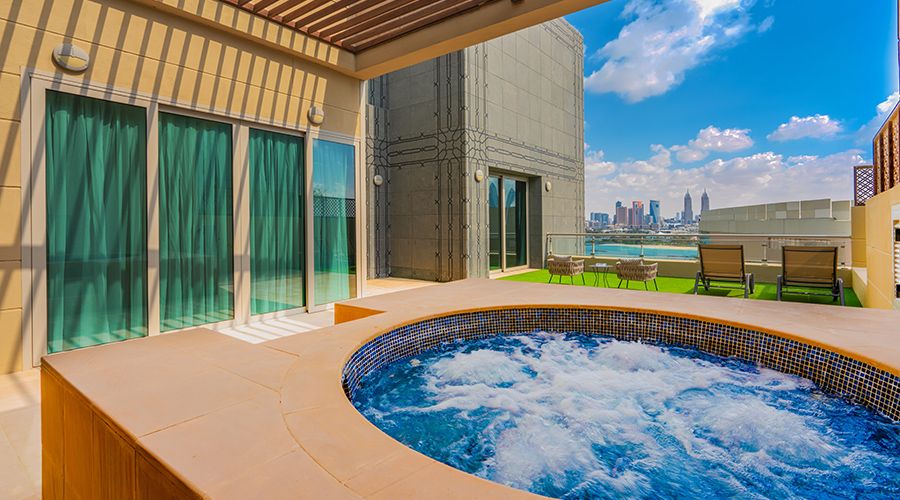 4-BEDROOM PENTHOUSE SUITE JACUZZI